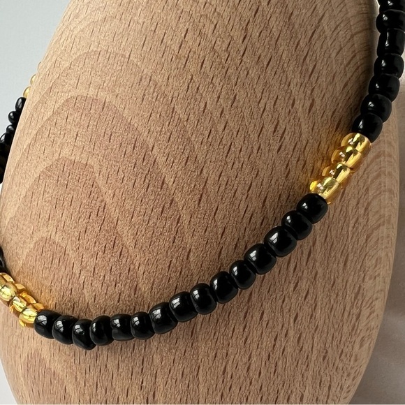HAND CRAFTED Stretch Beaded Black and Gold Anklet 8.75” - Picture 3 of 12
